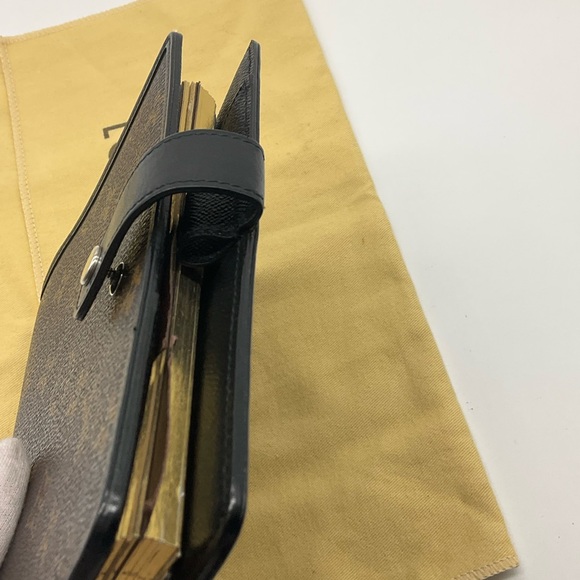 LOUIS VUITTON

Monogram Macassar Medium Ring Agenda - Picture 4 of 14